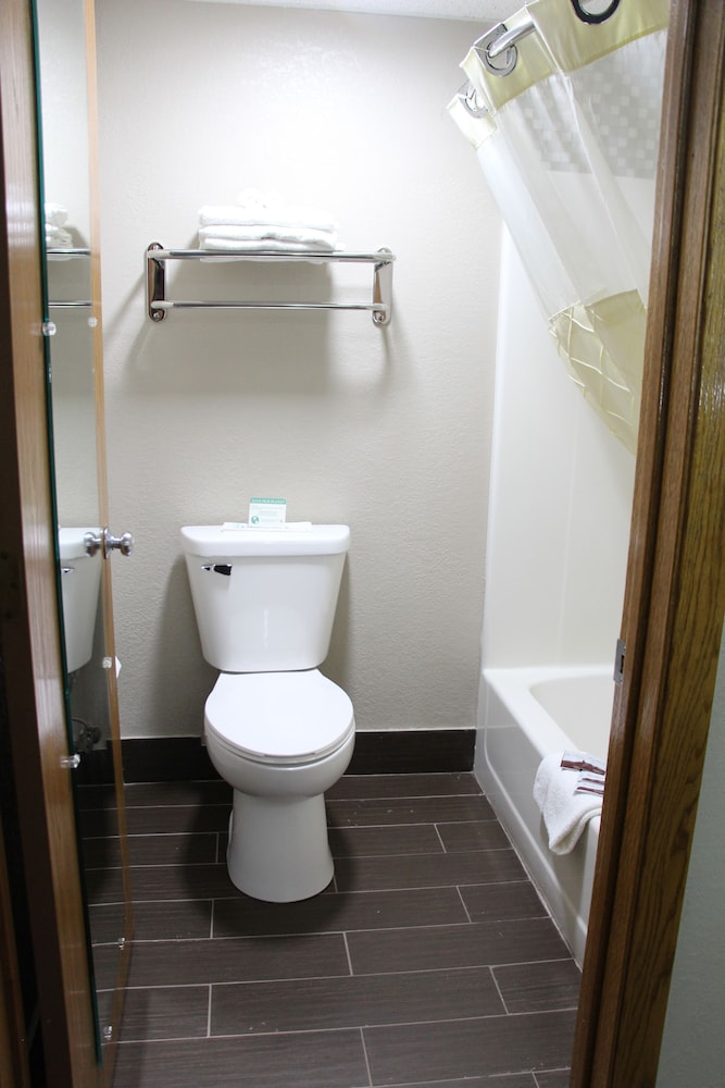 Westbridge Inn & Suites - photo 31