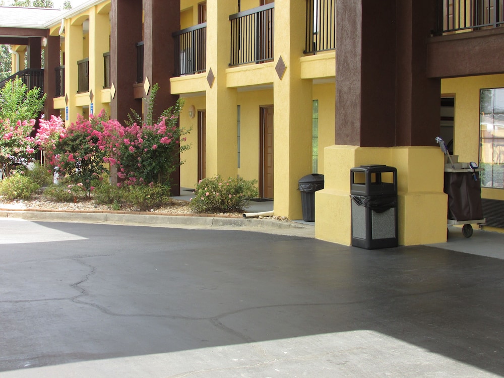 Days Inn & Suites by Wyndham Fort Valley - photo 37