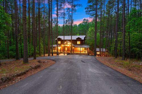 Low Rider Lodge Backs to Pine Forest and ATV Trail Access from Driveway — 4-Star Luxury Hotel in Broken Bow, United States