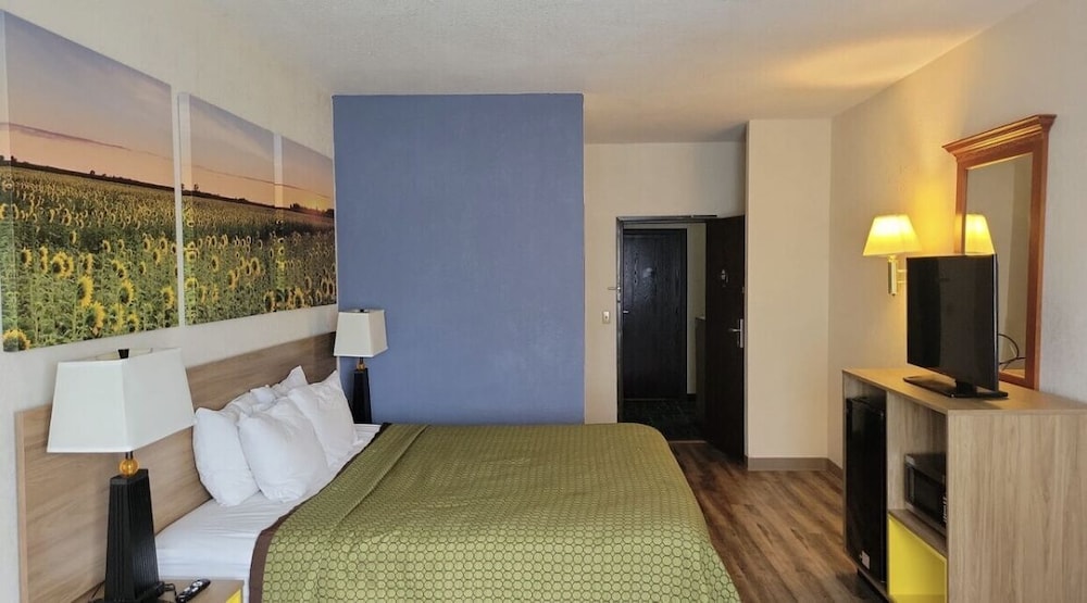 Days Inn by Wyndham Topeka - photo 12