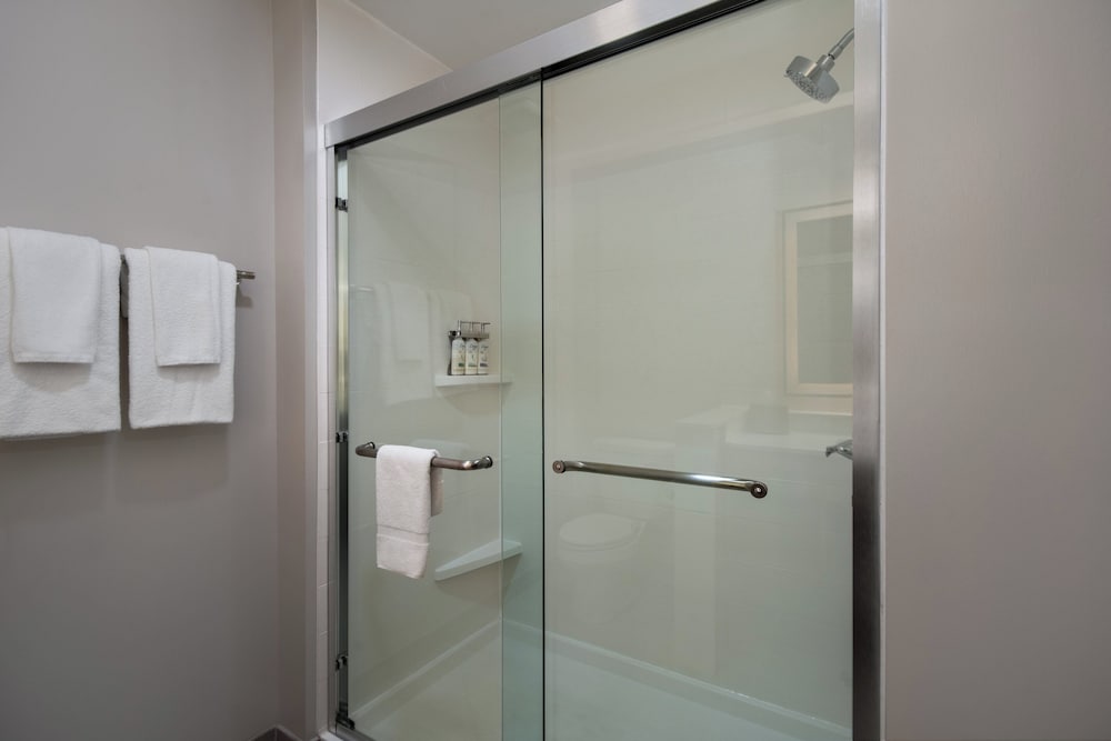 Holiday Inn Express & Suites Muskegon Grand Haven an IHG Hotel - photo 22