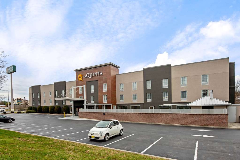 La Quinta Inn & Suites by Wyndham New Cumberland Harrisburg - photo 3
