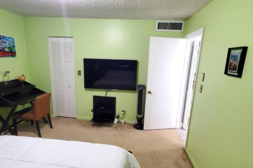 Fully Furnished Beautiful Spacious Two Bedroom Condo — 4-Star Luxury Hotel in Lauderhill, United States