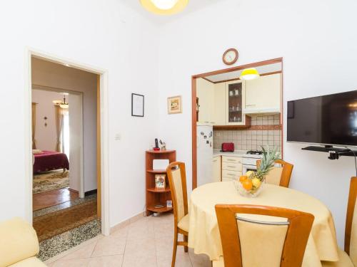 Apartments Davor Two Bedroom Apartment with Sea View and Terrace