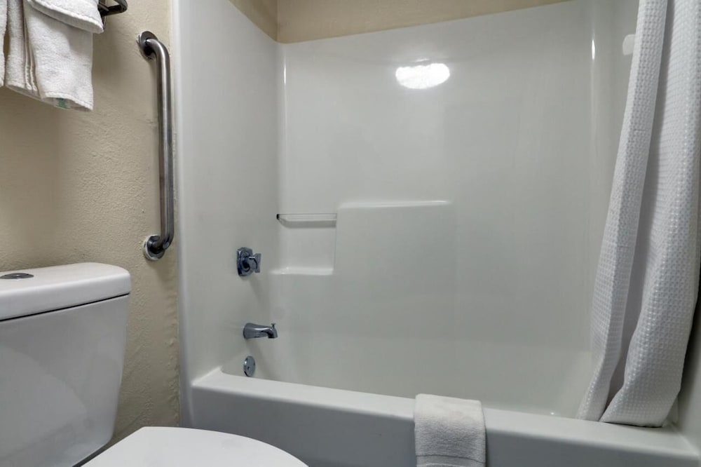 Baymont by Wyndham Ridgeland I 95 - photo 23