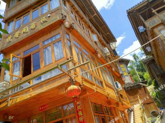 On the tree - carbon neutral hotel in Unknown City
