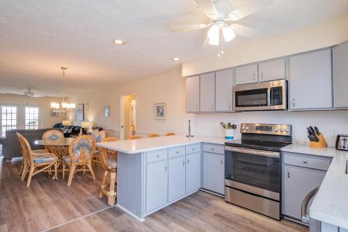 Pelican Palace by Oak Island Accommodations - photo 20