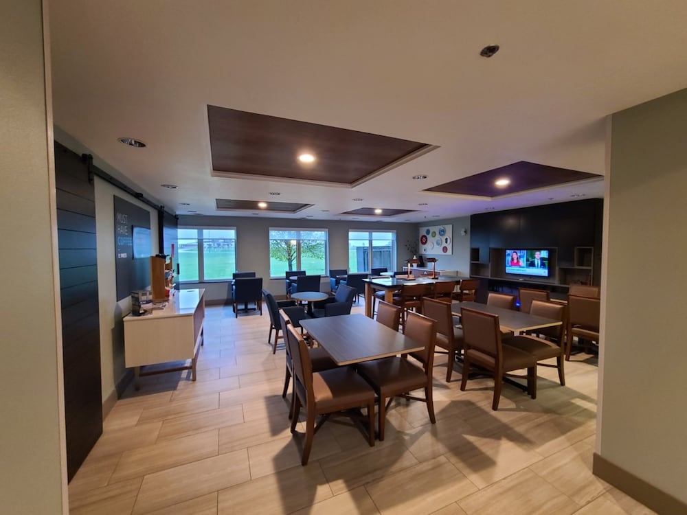 Holiday Inn Express & Suites Sheldon by IHG - photo 16