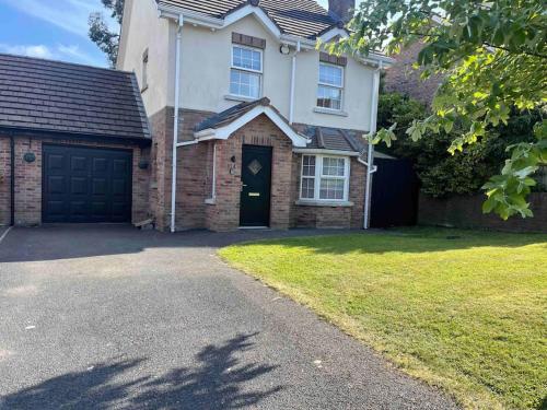 Spacious 4 bedroom house with large garden — 4-Star Luxury Hotel in Belfast, United Kingdom