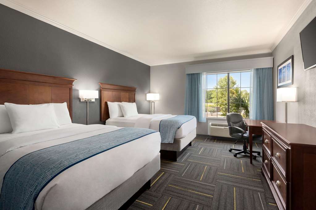 La Quinta Inn & Suites by Wyndham Dublin - photo 18