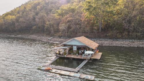 Hometown Riverview โฮมทาวน์ ริเวอร์วิว — hotel in Si Sawat