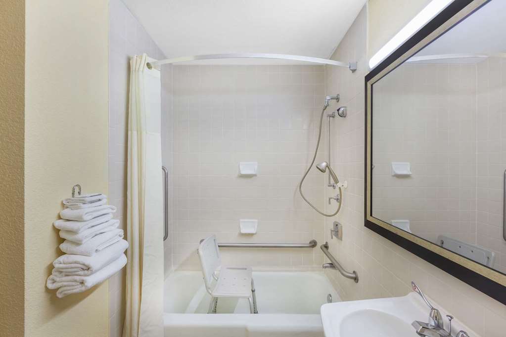 Days Inn by Wyndham Uvalde - photo 10