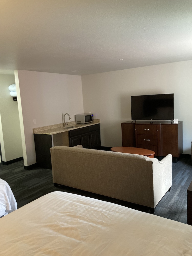 Elker Inn & Suites - photo 12