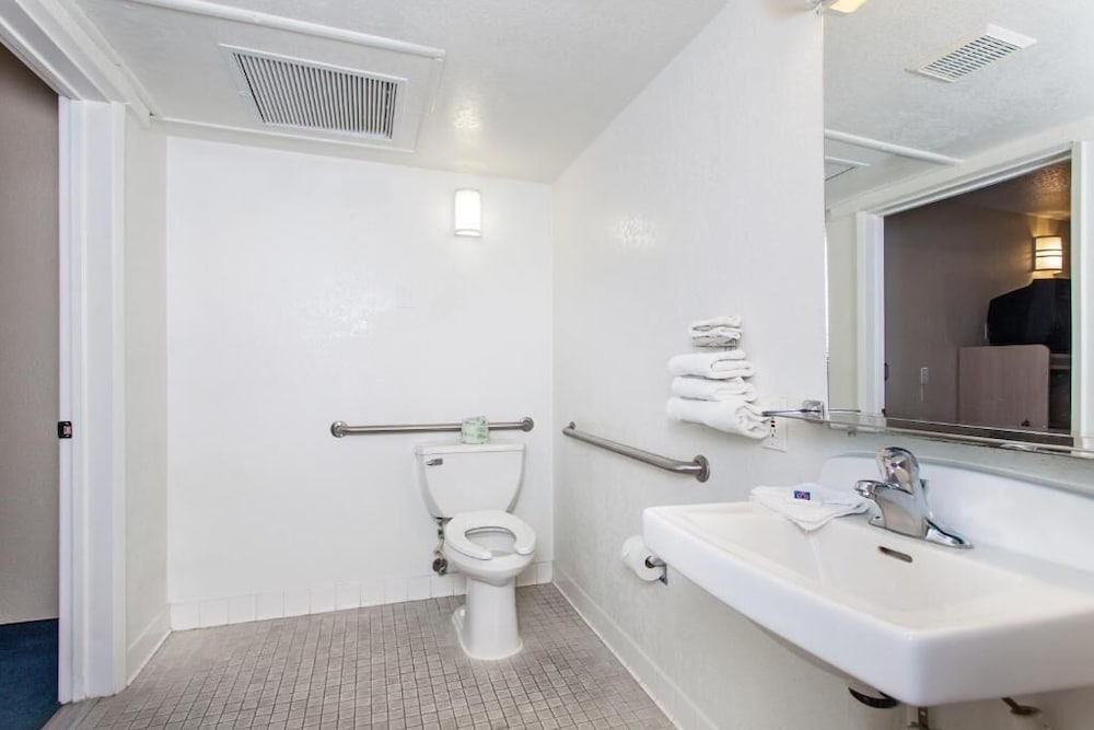 Super 8 By Wyndham Turlock - photo 10
