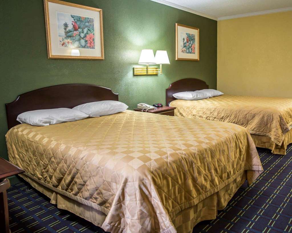 Rodeway Inn & Suites Plymouth Hwy 64 - photo 8