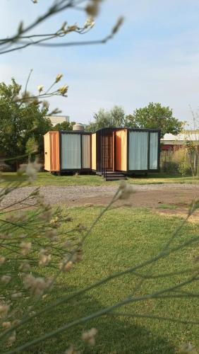 Cubil Naranja. Casa conteiner 2 dormitorios — 4-Star Luxury Hotel in General Roca, Argentina