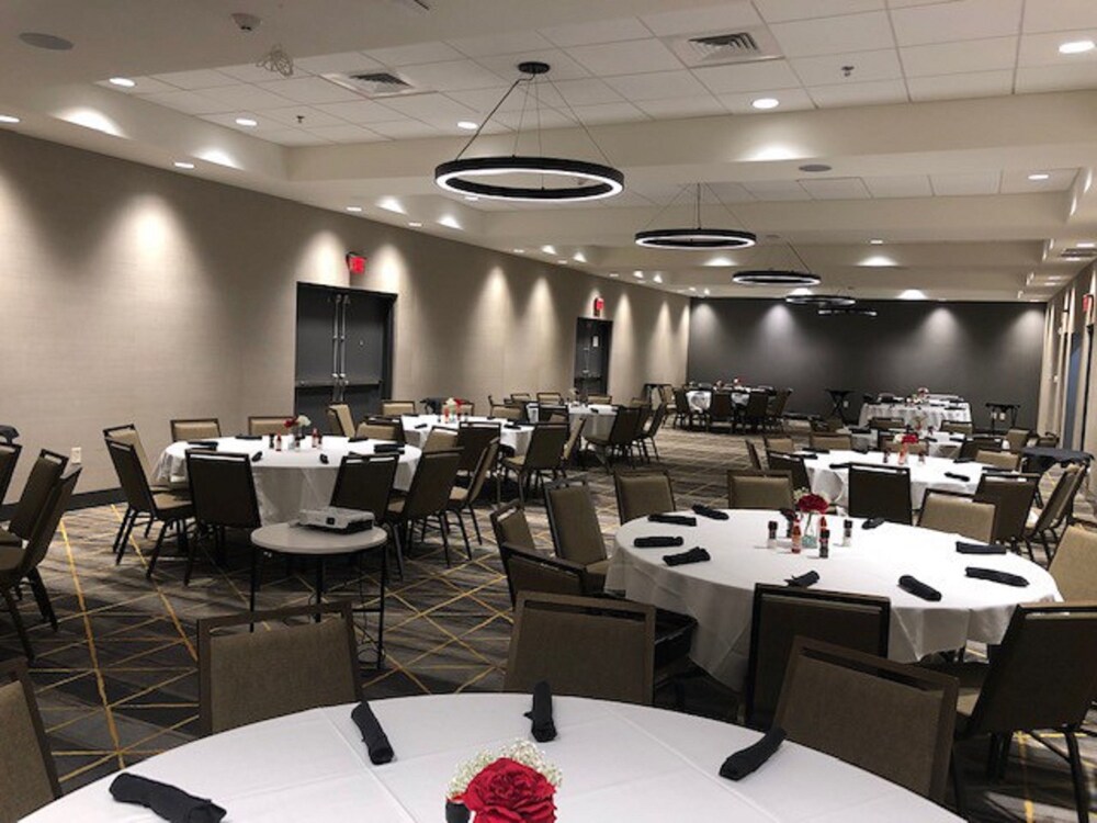 Holiday Inn Hotel & Suites Fayetteville W Fort Bragg Area by IHG - photo 13