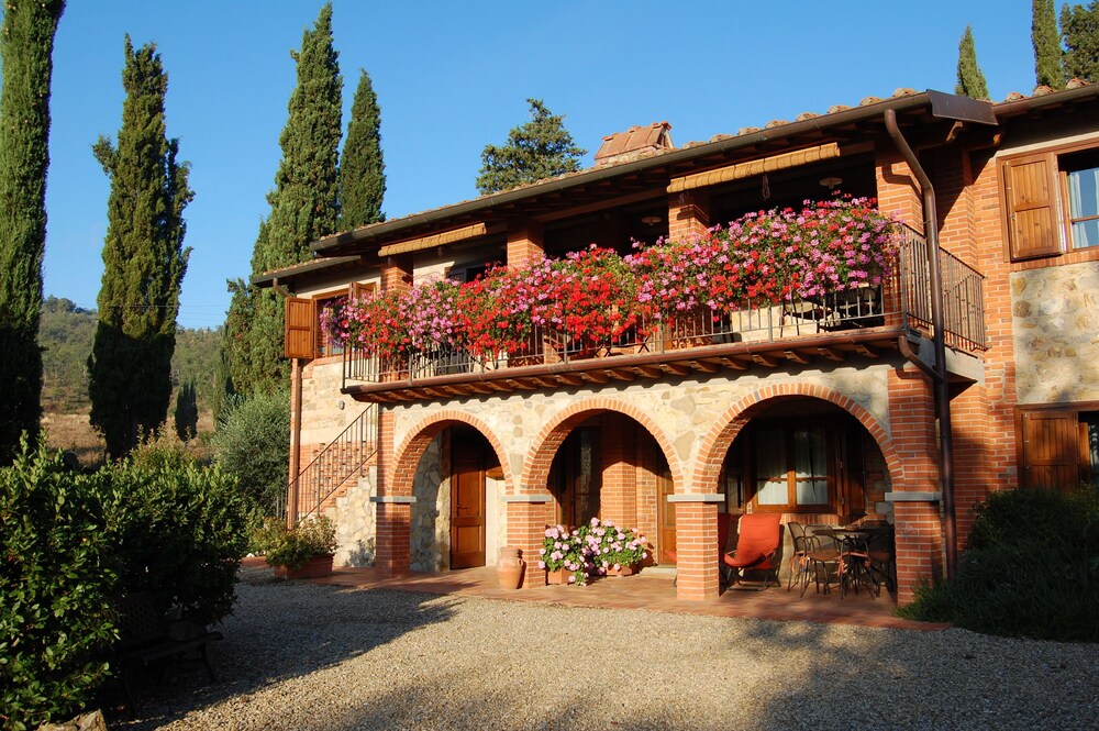Poggio Ugo - carbon neutral hotel in Bucine