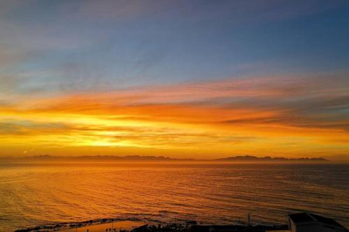 Relax Revive Reset & enjoy the sounds of the sea — 4-Star Luxury Hotel in Cape Town, South Africa