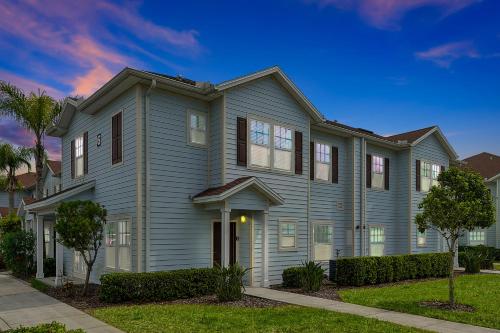 Charming Oasis with King Bed Close to Disney 4BR — 4-Star Luxury Hotel in Kissimmee, United States