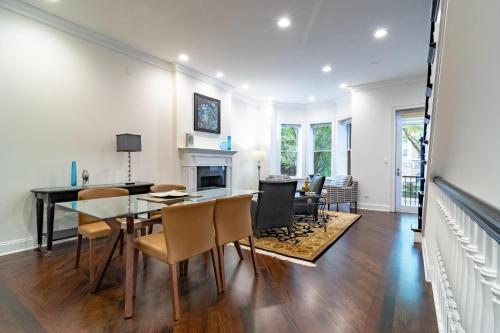 Luxurious Gold Coast 4BR 4 Story Villa with Parking Sleeps 12 Guests — 4-Star Luxury Hotel in Chicago, United States