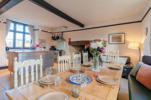Canons Court Lodge — 4-Star Luxury Hotel in Wotton-Under-Edge, United Kingdom
