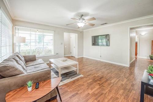 Renovated home minutes from Fresno State Airport — 4-Star Luxury Hotel in Fresno, United States