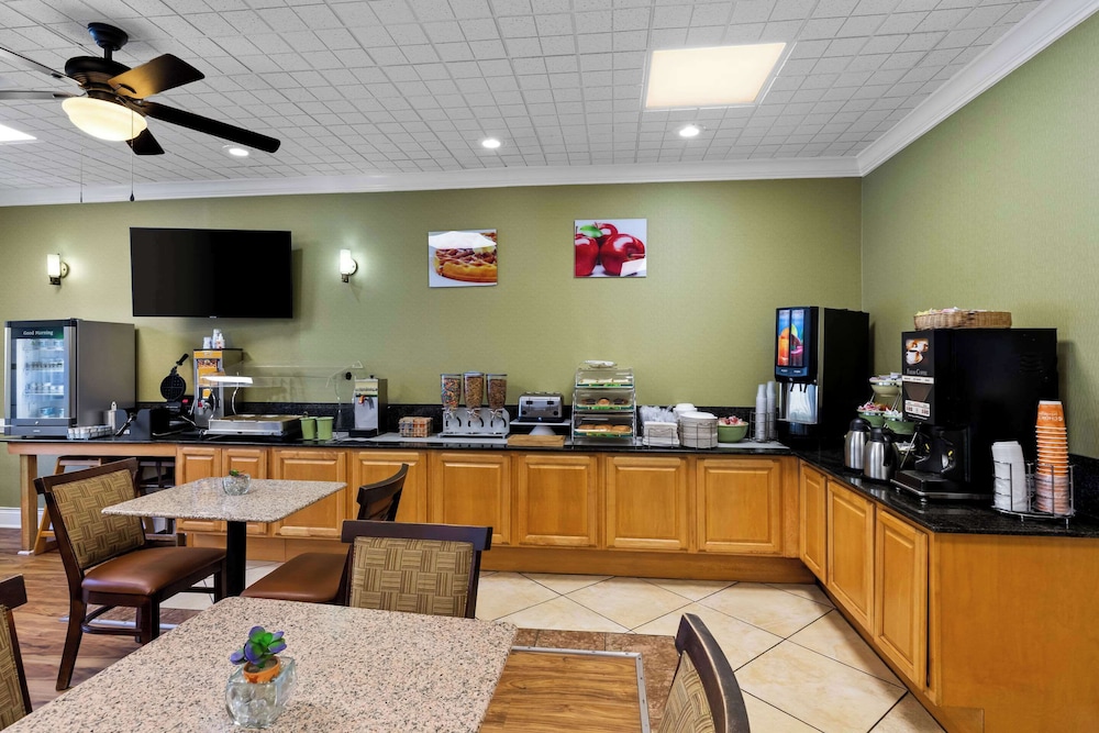 Quality Inn Fayetteville near Historic Downtown Square - photo 44
