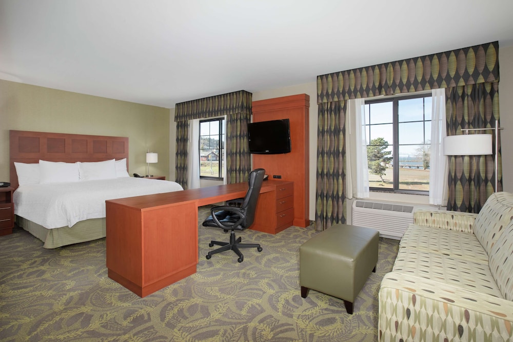 Hampton Inn and Suites Astoria - photo 7