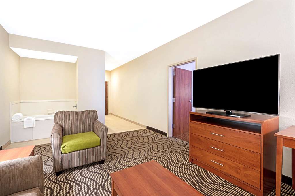La Quinta Inn & Suites by Wyndham Midwest City Tinker AFB - photo 25