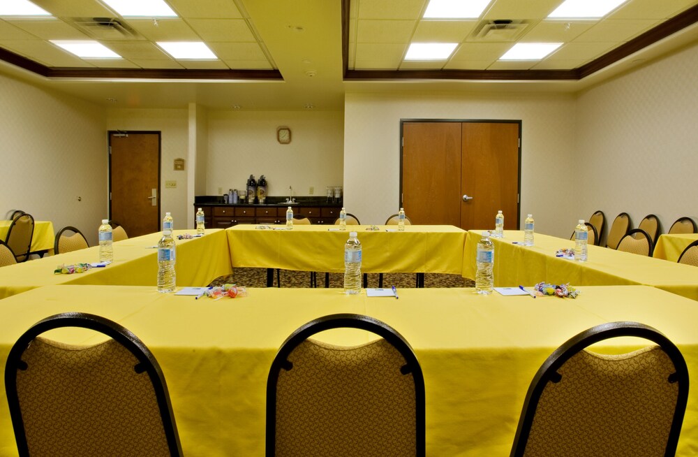 Holiday Inn Express & Suites Levelland by IHG - photo 30