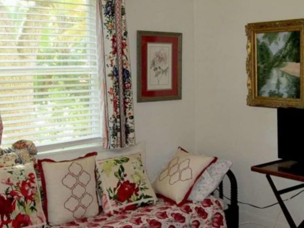 Secret Garden Inn and Cottages - photo 6