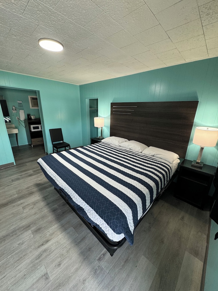 Acorn Motel - photo 2