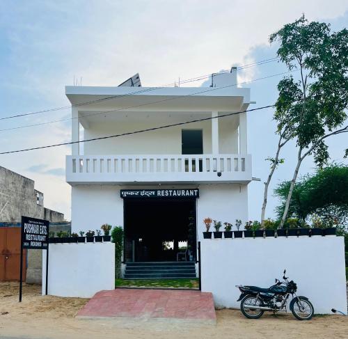 Pushkar Eats Restaurant And Rooms - carbon neutral hotel in Pushkar