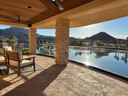 Parker Riverfront Retreat with private dock in Parker, United States