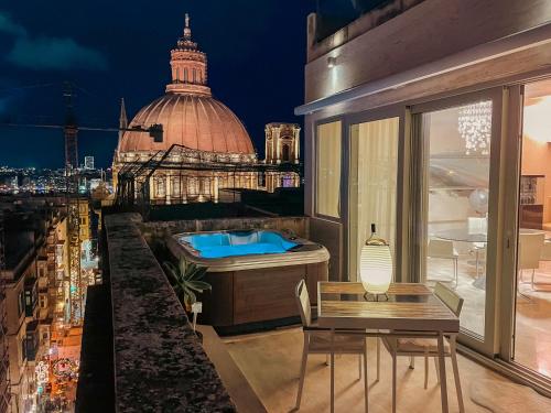 Penthouse with Jacuzzi & Panoramic Views Heart of Valletta — 4-Star Luxury Hotel in Valletta, Malta