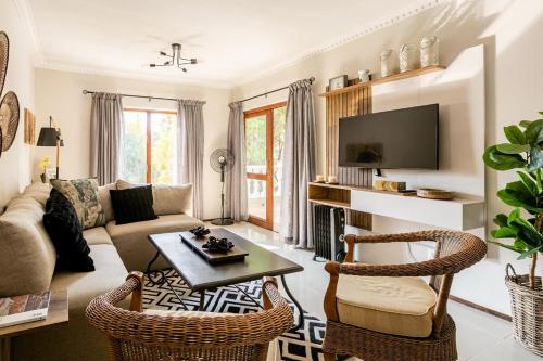 Firenza 1 Bed Apartment on Top Floor 1km to Mandela Sq — 4-Star Luxury Hotel in Johannesburg, South Africa