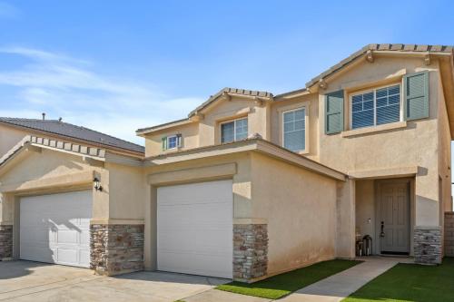 Desert Family Oasis 4BR Near Trails Attractions in Palmdale, United States