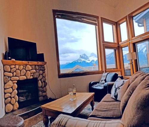 Downtown Loft Mountain Views Fireplace Couple's Retreat Walker's Paradise — 4-Star Luxury Hotel in Canmore, Canada