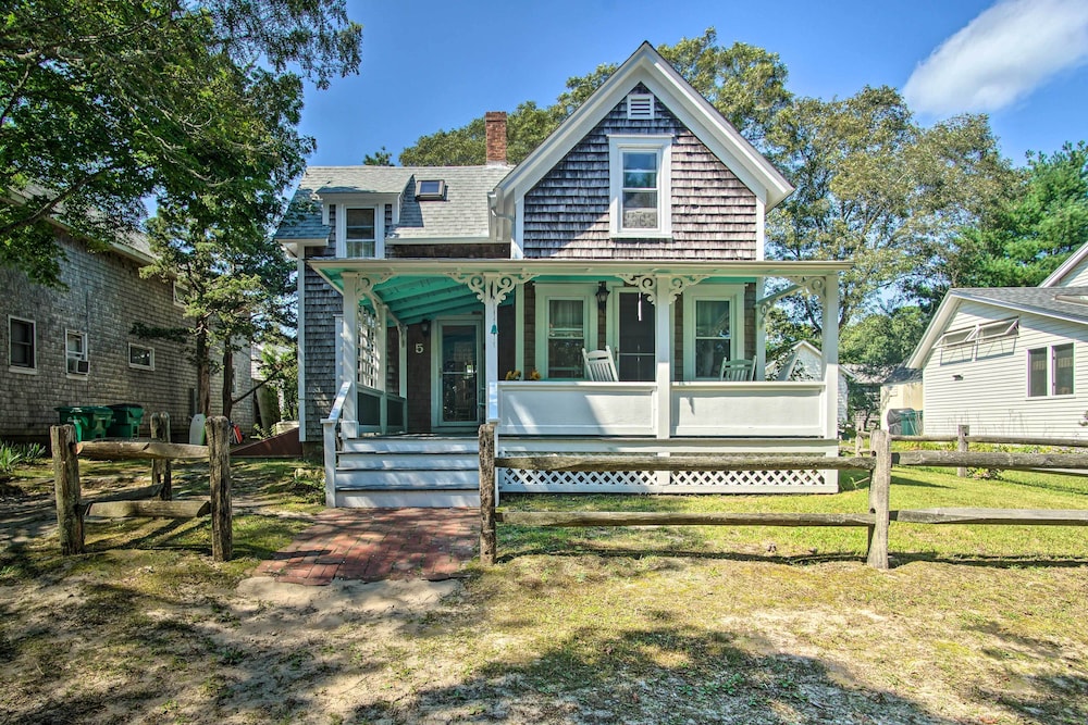 Charming Mv Cottage Walk To Dtwn Oak Bluffs 17406178 — Oak Bluffs