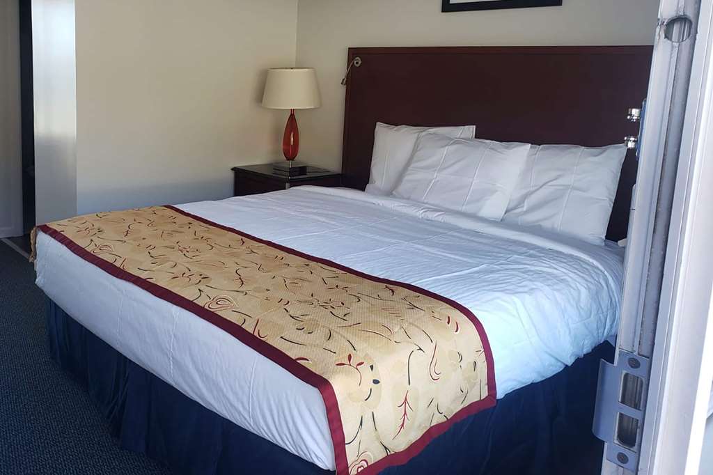 Days Inn & Suites by Wyndham St. Ignace Lakefront - photo 18