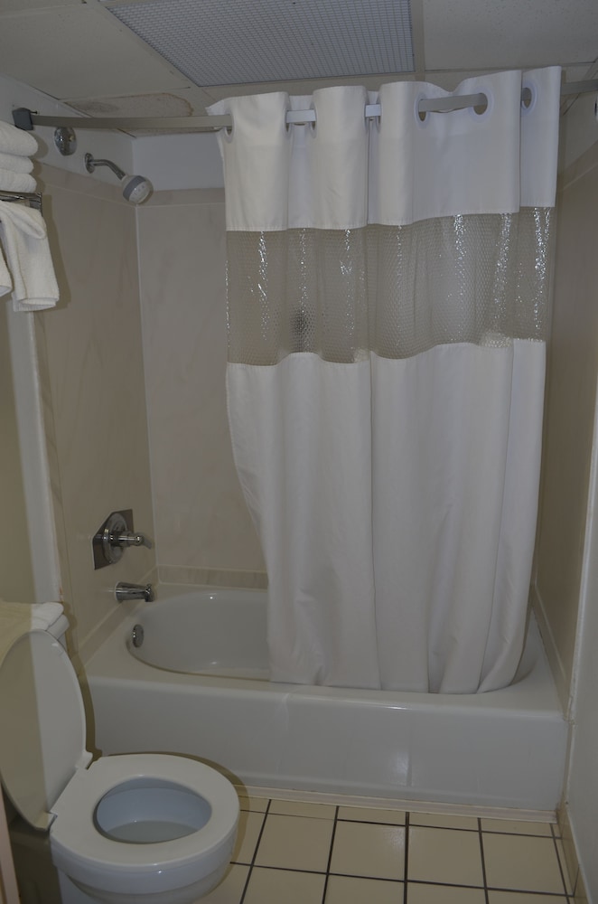 Days Inn by Wyndham Panama City Beach Beachfront Resort - photo 32