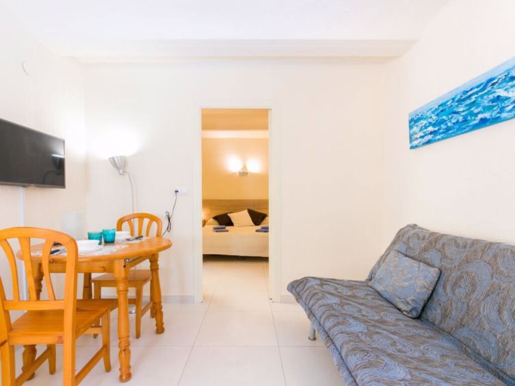 Velazquez 41461 — carbon neutral stay, Roses