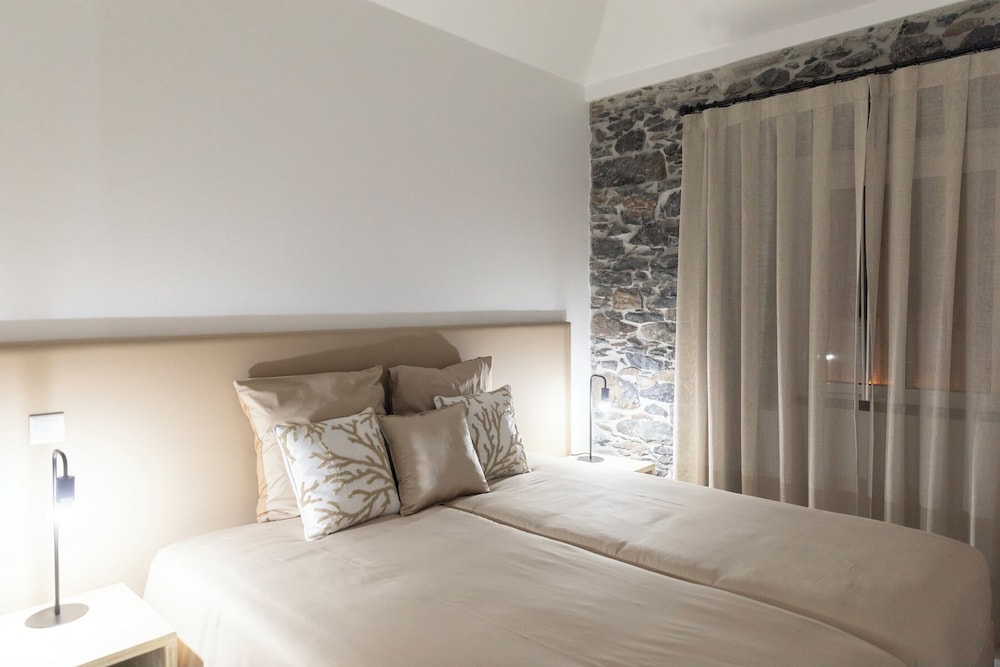 Stay in our cozy and wonderful Casa da Rosinha — 4-Star Luxury Hotel in Arco Da Calheta, Portugal