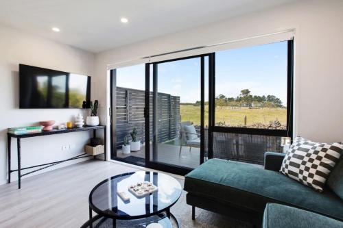 Modern Townhouse by Mangere Mountain near Airport — 4-Star Luxury Hotel in Auckland, New Zealand