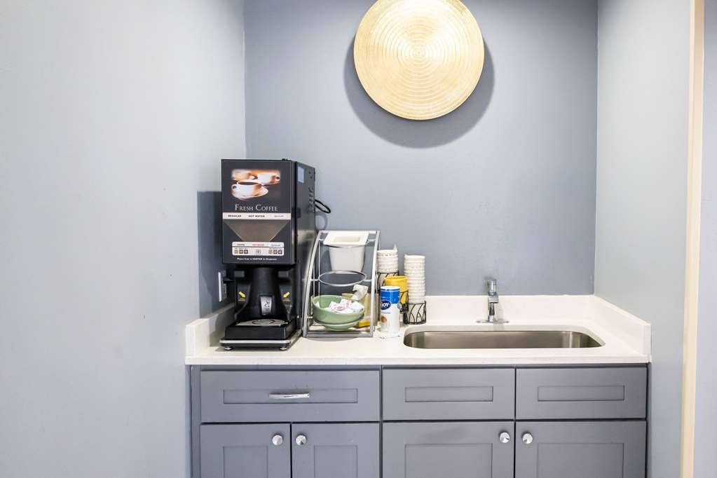 Days Inn By Wyndham College Park Atlanta Airport South - photo 12