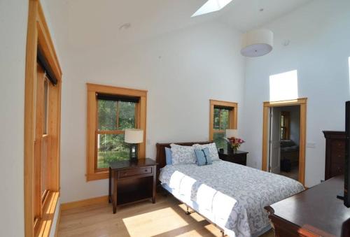 Too Good AKA 2 Goodrich St in Stockbridge, United States