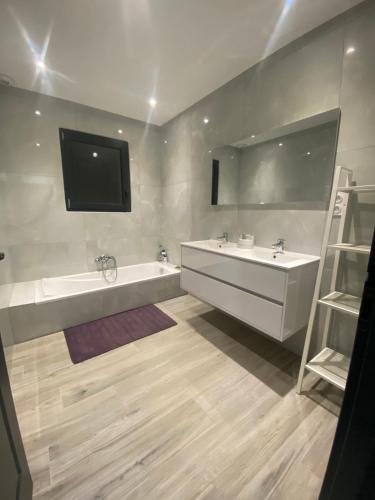 Villa Moderne Avec Piscine Aubenas — 4-Star Luxury Hotel in Saint-Etienne-De-Fontbellon, France