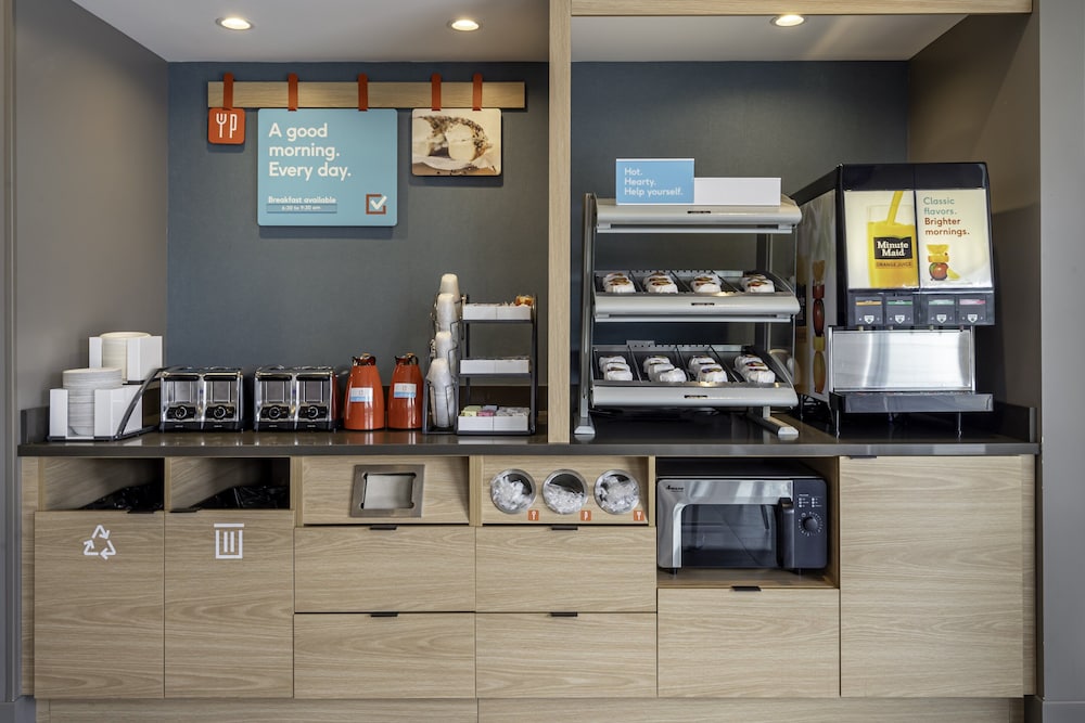 avid hotel Milwaukee West Waukesha by IHG - photo 30
