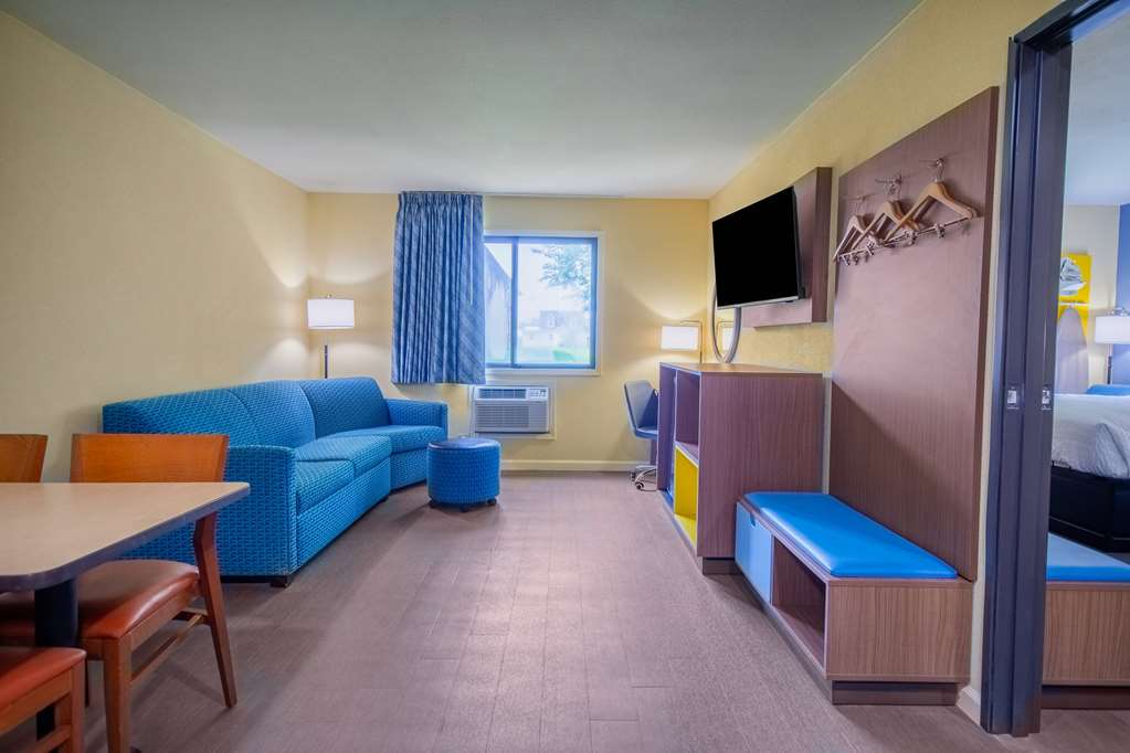 Days Inn & Suites by Wyndham Waterloo - photo 32